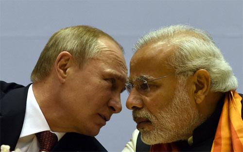 Tổng thống Nga Vladimir Putin (trái) và Thủ tướng Ấn Độ Narendra Modi trong chuyến thăm Ấn Độ của ông Putin năm 2014 - Ảnh: Firstpost.<br>