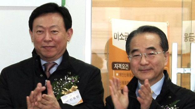 Ông Lee In-won, Phó chủ tịch Lotte (phải), và ông Shin Dong-bin, Chủ tịch Lotte - Ảnh: AP/BBC.<br>