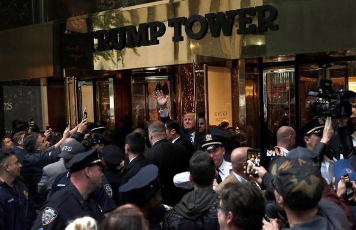 Ứng cử viên Tổng thống Mỹ của Đảng Cộng hòa Donald Trump vẫy tay chào người ủng hộ ông trước tòa tháp Trump Tower ở New York ngày 8/10 - Ảnh: Reuters.<br>