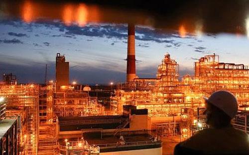 Một nhà máy lọc dầu ở Nga - Ảnh: Bloomberg/CNBC.<br>