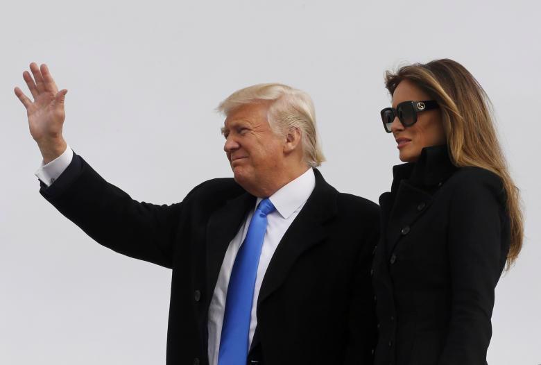 Tổng thống Mỹ đắc cử Donald Trump và vợ Melania Trump tới Washington ngày 19/1 để chuẩn bị cho lễ nhậm chức vào ngày 20/1 - Ảnh: Reuters.<br>