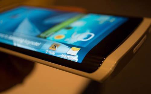 Ý tưởng về chiếc điện thoại màn hình dẻo như của Samsung đã được nhen nhóm từ lâu và từng
được nhiều chuyên gia công nghệ nhắc tới như sản phẩm tương lai.