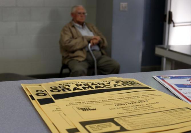 Một người đàn ông có mặt tại một cơ sở đăng ký chương trình bảo hiểm y tế Obamacare ở Cudahy, California, Mỹ, ngày 27/2 - Ảnh: Reuters.<br>