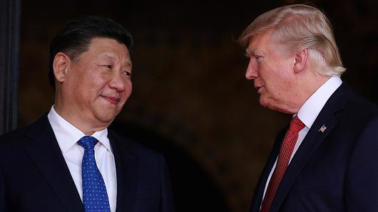 Chủ tịch Trung Quốc Tập Cận Bình (trái) và Tổng thống Mỹ Donald Trump trong cuộc gặp ở Florida, Mỹ hôm 6/4 - Ảnh: Reuters.<br>