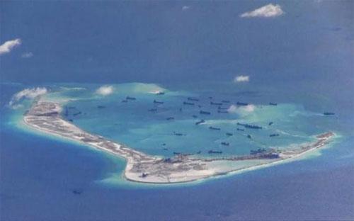 Ảnh chụp từ máy bay trinh sát Poseidon của Hải quân Mỹ hôm 21/5/2015 cho thấy tàu hút cát của Trung Quốc đang hoạt động quanh bãi Vành Khăn thuộc quần đảo Trường Sa của Việt Nam - Nguồn: Reuters.<br>