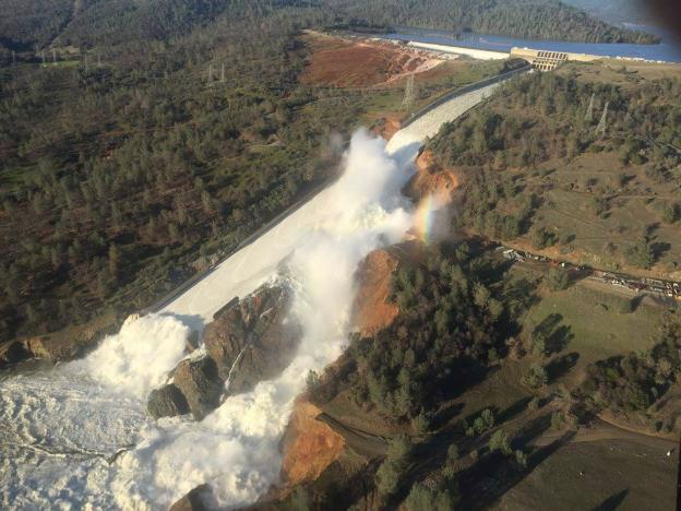 Con đập tràn bị hỏng thuộc đập Oroville ở bang California, ngày 11/2/2017 - Ảnh: Reuters.<br>
