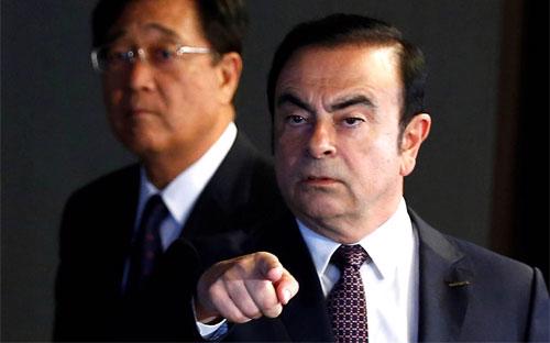 CEO Nissan Carlos Ghosn (phải) và CEO Mitsubishi Osamu Masuko tại một cuộc họp báo ngày 12/5 - Ảnh: Reuters/WSJ.<br>