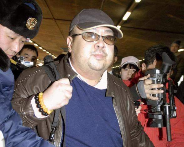 Ông Kim Jong Nam trong một lần xuất hiện ở sân bay Bắc Kinh hồi năm 2007 - Ảnh: Kyodo/Reuters.<br>