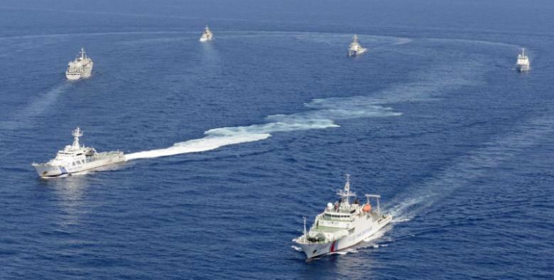 Tàu hải giám Trung Quốc và tàu hải cảnh Nhật Bản di chuyển gần khu vực quần đảo tranh chấp Senkaku/Điếu Ngư ở biển Hoa Đông tháng 10/2013 - Ảnh: Reuters.<br>