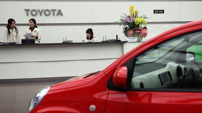 Toyota đã có 3 năm liên tục báo lãi kỷ lục sau khi Thủ tướng Nhật Bản 
Shinzo Abe tung ra một chương trình kích thích tăng trưởng khổng lồ - Ảnh: Getty/BBC.<br>