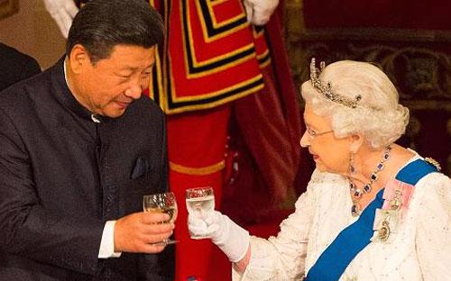 Chủ tịch Trung Quốc Tập Cận Bình nâng ly cùng nữ hoàng Anh Elizabeth II trong chuyến thăm Anh năm 2015 - Ảnh: Getty/CNBC.