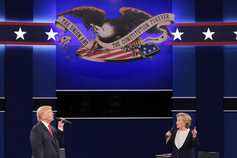 Hai ứng cử viên Tổng thống Mỹ Donald Trump và Hillary Clinton trong cuộc tranh luận ngày 9/10 - Ảnh: WSJ.<br>