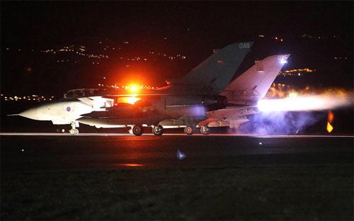 Một máy bay ném bom Tornado của Anh ở Cyprus ngày 3/12 -&nbsp; Ảnh: Getty/Bloomberg.<br>