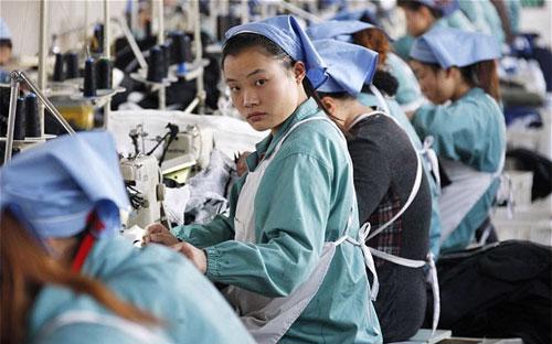 Công nhân làm việc trong một nhà máy dệt may của Trung Quốc - Ảnh: Telegraph.<br>