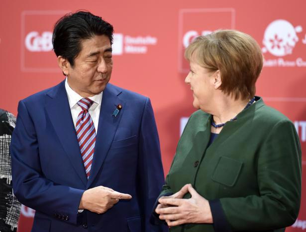 Thủ tướng Nhật Bản Shinzo Abe và Thủ tướng Đức Angela Merkel tại lễ khai mạc hội chợ công nghệ CeBIT ở Hanover, Đức ngày 19/3 - Ảnh: Reuters.<br>