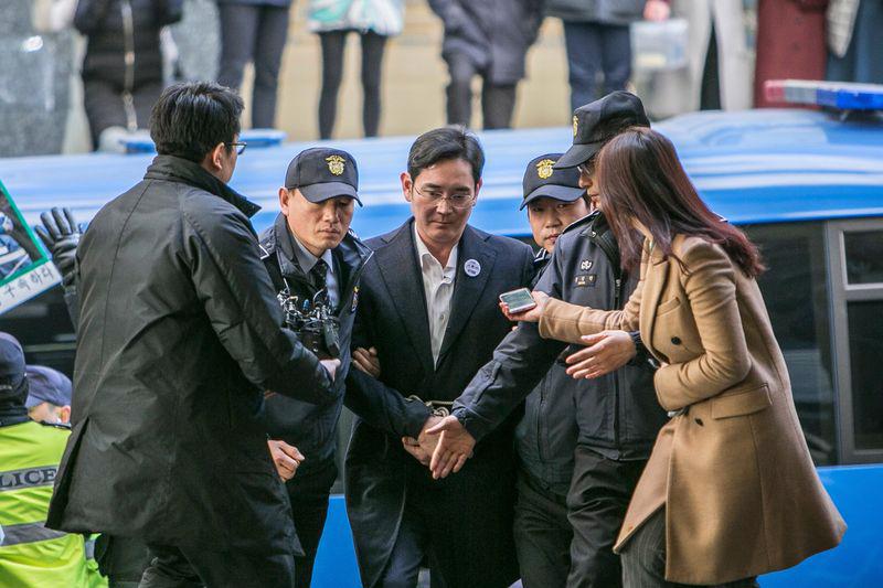 Người thừa kế Samsung, ông Lee Jae-yong, đến văn phòng công tố đặc biệt ở Seoul hôm 18/2 - Ảnh: Bloomberg.<br>