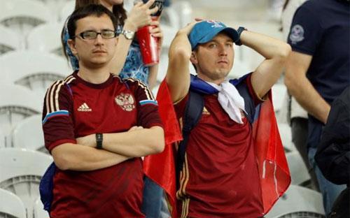 Cổ động viên đội tuyển bóng đá Nga tại Euro 2016 tỏ rõ vẻ thất vọng khi đội nhà thua Slovakia trong trận đấu ngày 15/6 - Ảnh: Reuters.<br>