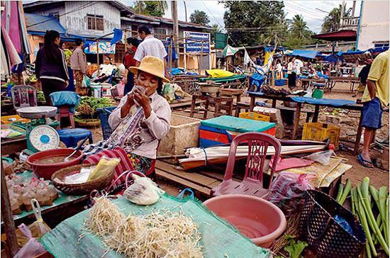  Lào hiện có khoảng 6 triệu dân, trong đó phần lớn dựa vào nghề nông, cơ sở hạ tầng thiếu thốn và lĩnh vực công nghiệp chưa đa dạng.