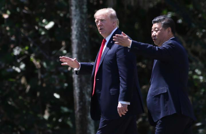 Tổng thống Mỹ Donald Trump và Chủ tịch Trung Quốc Tập Cận Bình cùng đi dạo trong khu vườn của khu nghỉ dưỡng Mar-a-Lago ở Florida, Mỹ ngày 7/4 - Ảnh: Reuters.