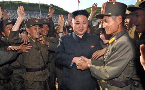 Nhà lãnh đạo Triều Tiên Kim Jong Un được các binh sỹ nước này chào đón trong một chuyến thị sát - Ảnh: AFP/Getty.<br>