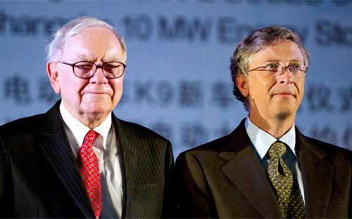 Warren Buffett (trái) và Bill Gates (phải), hai tỷ phú cùng hao hụt tài sản trong năm 2015.<br>