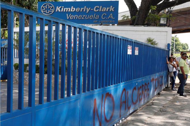 Bên ngoài nhà máy của Kimberly-Clark ở Venezuela vào cuối tuần vừa rồi&nbsp; - Ảnh: Reuters/BBC.<br>
