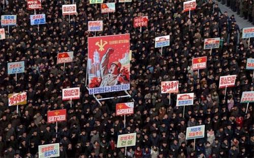 Người dân Triều Tiên tập trung ở Quảng trường Kim Nhật Thành, thủ đô Bình Nhưỡng để nghe nhà lãnh đạo Kim Jong Un phát biểu nhân dịp năm mới 2016. Ảnh do hãng thông tấn Triều Tiên KCNA công bố ngày 5/1 - Nguồn: Reuters.<br>