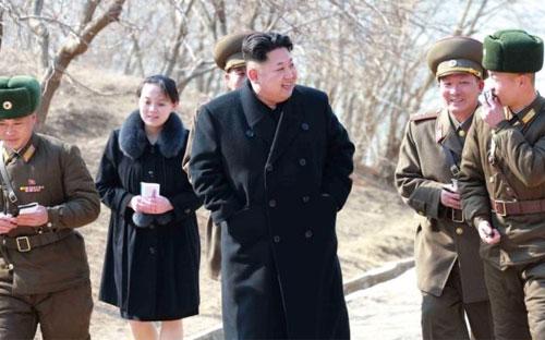 Kim Yo Jong, em gái nhà lãnh đạo Triều Tiên Kim Jong Un, tháp tùng người anh trai trong một chuyến thị sát đơn vị quân đội hồi năm 2015 - Ảnh: BBC.<br>