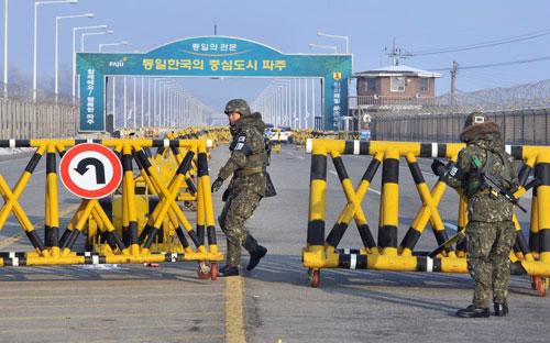 Rào chắn được dựng bên ngoài khu công nghiệp Kaesong, biểu tượng cho sự hợp tác hai bên cùng có lợi giữa hai miền Triều Tiên - Ảnh: Eppoch.<br>
