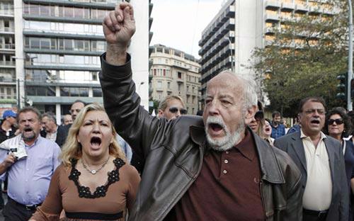 Cuộc biểu tình phản đối việc thay đổi quỹ lương hưu của nhân viên ngành ngân hàng Hy Lạp diễn ra tại thủ đô Athens hôm 25/10 - Ảnh: Reuters.<br>