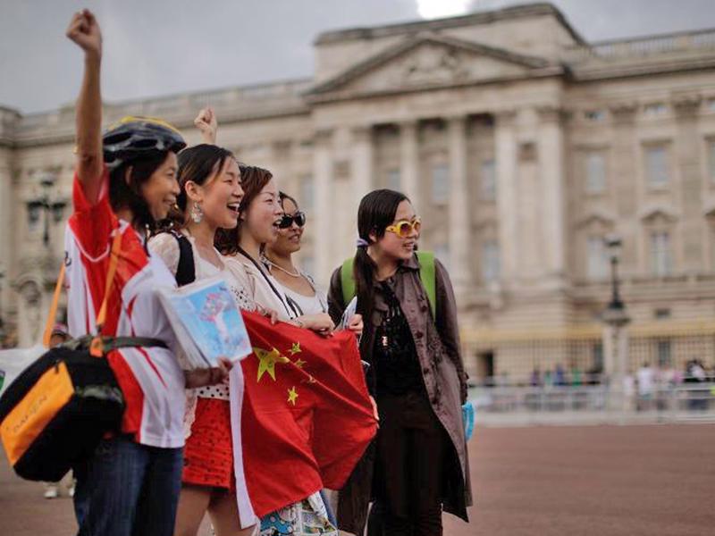 Số du khách Trung Quốc ra nước ngoài, bao gồm du khách đại lục tới Hồng Kông và Macau, tăng 6% đạt 135 triệu lượt trong năm 2016 - Ảnh: Independent.<br>