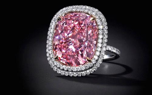 Viên kim cương hồng mà Christie's sắp đấu giá được gắn trên một chiếc nhẫn - Ảnh: CNBC.<br>