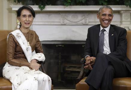 Nhà lãnh đạo Myanmar Aung San Suu Kyi (trái) và Tổng thống Mỹ Barack Obama trong cuộc gặp tại Nhà Trắng ngày 14/9 - Ảnh: AP.<br>