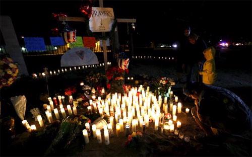 Người dân thành phố San Bernadino thắp nến tưởng nhớ các nạn nhân vụ xả súng hôm 2/12 - Ảnh: Reuters.<br>