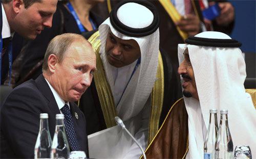 Tổng thống Nga Vladimir Putin (trái) và Thái tử Salman bin Abdulaziz Al 
Saud của Saudi Arabia (phải) tại hội nghị thượng đỉnh G-20 ở Brisbane, 
Australia tháng 11/2014 - Ảnh: Reuters.