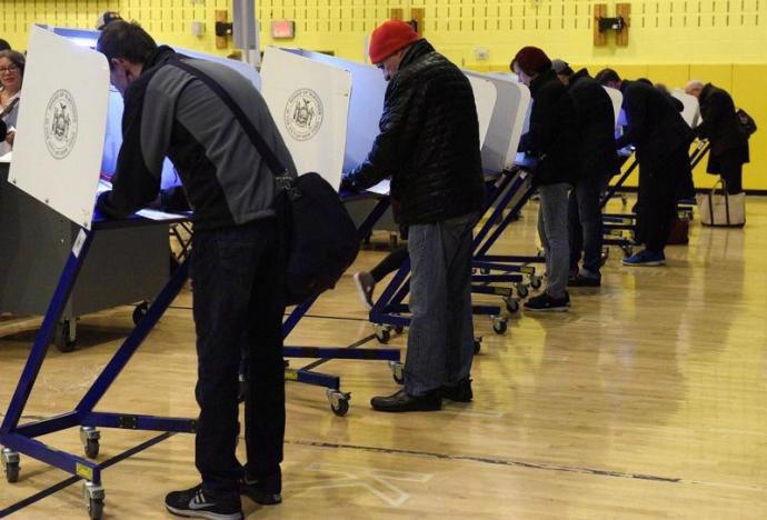 Cử tri bỏ phiếu tại một điểm bỏ phiếu ở Manhattan, New York sáng 8/11 - Ảnh: Reuters.<br>