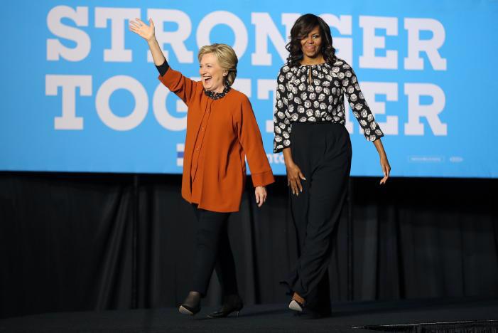 Đệ nhất phu nhân Michelle Obama (phải) vận động tranh cử giúp ứng cử viên Tổng thống của Đảng Dân chủ Hillary Clinton (trái) ngày 27/10 - Ảnh: Reuters.<br>