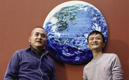Tỷ phú Jack Ma (phải) và họa sỹ Zeng Fanzhi bên bức họa "Paradise" - Ảnh: Bloomberg.<br>