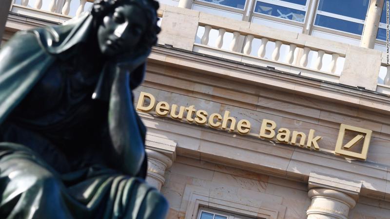 Deutsche Bank đang là&nbsp; tâm điểm chính trong nỗi lo trên thị trường tài chính toàn cầu vì nguy cơ dính án phạt “khủng” tại Mỹ.