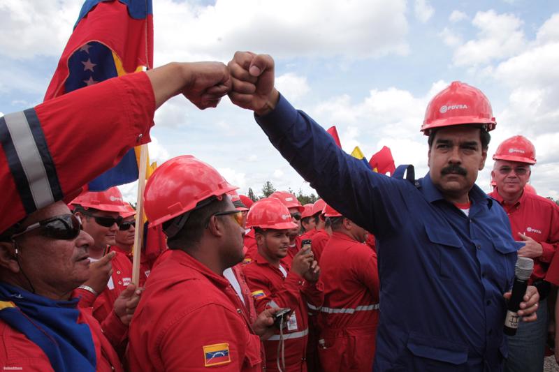 Tổng thống Venezuela Nicolas Maduro trong lần tới thăm một cơ sở dầu lửa của nước này.<br>