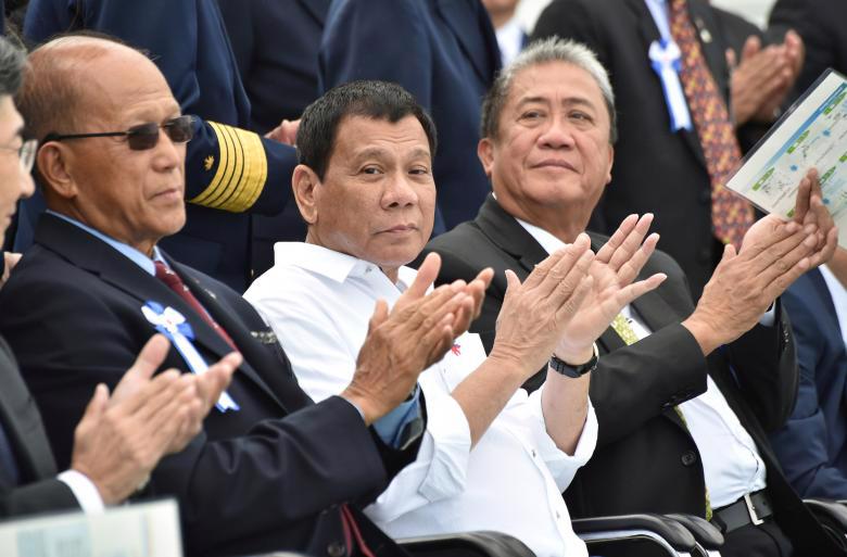 Tổng thống Philippines Rodrigo Duterte (giữa) và Bộ trưởng Bộ Quốc phòng Philippines Delfin Lorenzana (trái) trong chuyến thăm Nhật Bản hôm 27/10 - Ảnh: Reuters.<br>