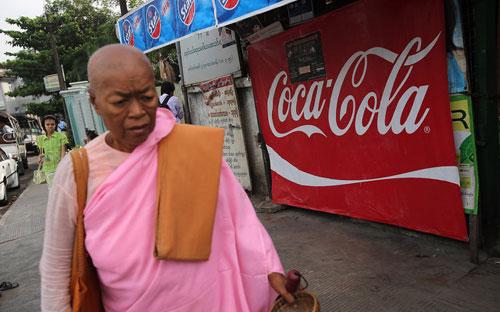 Quảng cáo nước giải khát Coca-Cola ở Myanmar - Ảnh: Bloomberg.
