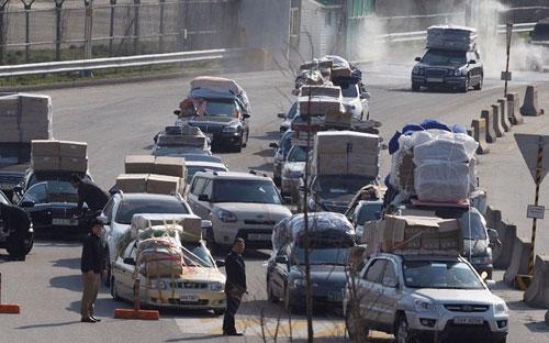 Dòng xe chuyển hàng hóa từ Khu công nghiệp chung Kaesong về Hàn Quốc - Ảnh: Reuters.<br>