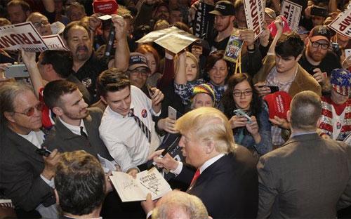 Donald Trump trong vòng vây của người ủng hộ ở Fort Worth, Texas hồi tuần trước - Ảnh: Financial Times/AP.<br>
