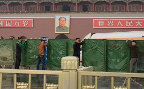 Những tấm rào chắn đặc biệt được dựng lên quanh hiện trường vụ đâm xe ở Thiên An Môn, khoảng vài giờ sau vụ việc - Ảnh: AFP. <br>