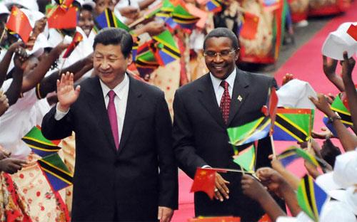 Chủ tịch Trung Quốc Tập Cận Bình (trái) và người đồng cấp Tanzania, ông  Jakaya Kikwete - Ảnh: EPA.<br>