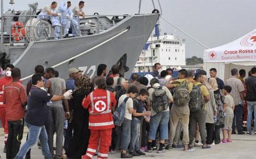 Người di cư chạy trốn chiến tranh và đói nghèo từ Trung Đông và Bắc Phi tìm đường vào châu Âu - Ảnh: AP/BBC.<br>