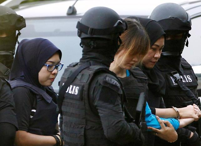 Đoàn Thị Hương được cảnh sát Malaysia áp giải tới tòa án ở Sepang ngày 13/4 - Ảnh: Reuters.<br>