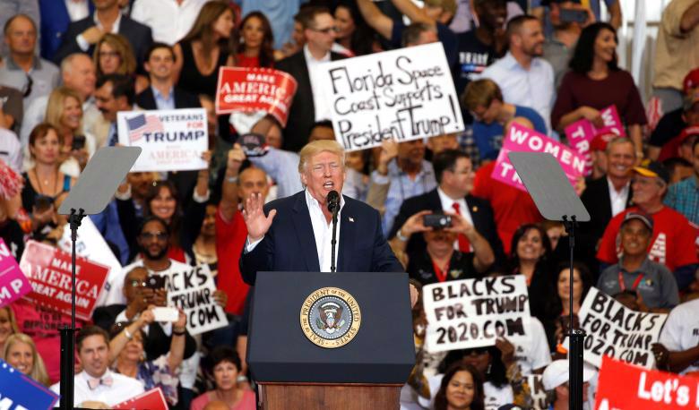 Tổng thống Mỹ Donald Trump phát biểu trước đám đông ở Melbourne, Florida, ngày 18/2 - Ảnh: Reuters.<br>
