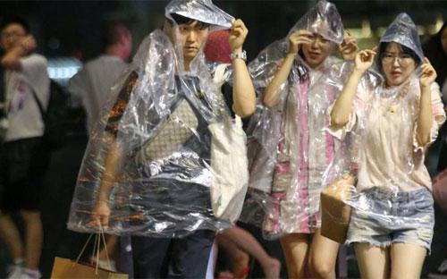 Người dân Hồng Kông trước giờ bão Nida đổ bộ sáng 2/8 - Ảnh: SCMP.<br>